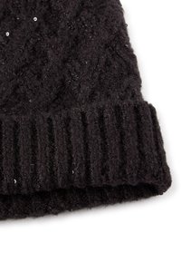 Schwarze Strickmütze mit einem gerippten Bündchen, das ein strukturiertes Zopfmuster und dezente Pailletten für zusätzliche Details aufweist.