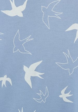 Tessuto azzurro chiaro con silhouette bianche di uccelli in varie posizioni di volo. La trama appare morbida e intrecciata.