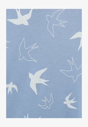 Tissu bleu clair avec des silhouettes blanches d'oiseaux dans diverses positions de vol. La texture semble douce et tissée.