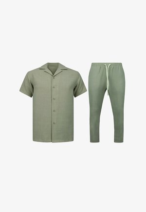 Korte mouwen overhemd met knopen en bijpassende broek met trekkoord in licht olijfgroen stof, getoond op een witte achtergrond.