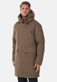 Brun vattentät parkas med huva, utrustad med blixtlåsförsedda bröstfickor och en framficka med klaff. Slät textur och knälång design.