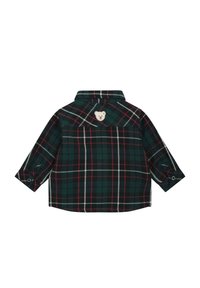 Camisa de cuadros verde y oscuro con mangas largas, cuello y puños abotonados. Presenta un parche de oso en la parte posterior, hecho de material de franela.