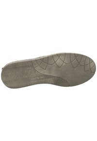 Suela de goma gris con patrones texturizados y estrías. Marca visible, acabado liso con un ligero brillo, diseñada para tracción.