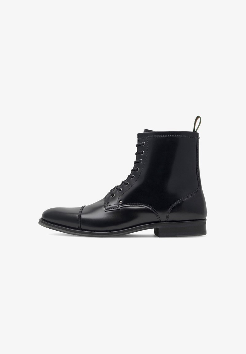 Czarne skórzane botki za kostkę o gładkim wykończeniu, okrągłym nosku, sznurowanym przodzie oraz z pętelką z tyłu. Posiadają przeszycia i niski obcas.