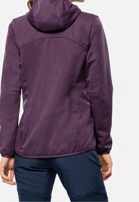 Veste en tissu violet et doux avec capuche, présentant une texture lisse, un design ajusté et des poignets élastiques. Comprend un détail de poche latérale.