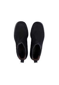 Stivali alla caviglia in suede nero con una texture morbida, pannelli laterali elasticizzati e un tassello sul tallone. Punta arrotondata e design minimalista.