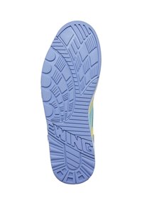 Semelle en caoutchouc violette avec un motif de rainure texturé. Présente des sections surélevées et le mot "SWING" embossé sur le côté.