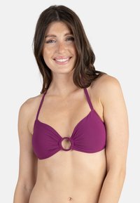 Haut de bikini plongeant en violet vif, avec un accent circulaire au centre, des bretelles réglables et un tissu extensible doux.