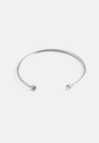 Sølv armbånd med en enkel åpen design og små sirkulære detaljer i hver ende, dekorert med klare runde steiner.