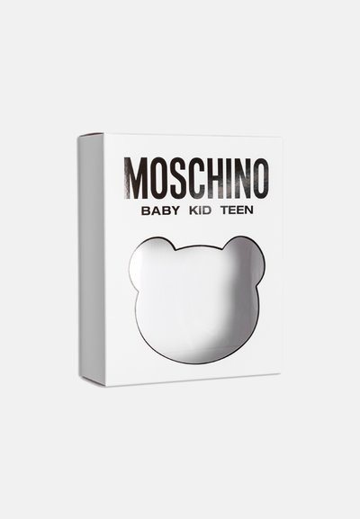 Hvit boks med utskåret bjørneform, med svart tekst "MOSCHINO BABY KID TEEN." Glatt tekstur og blank overflate.