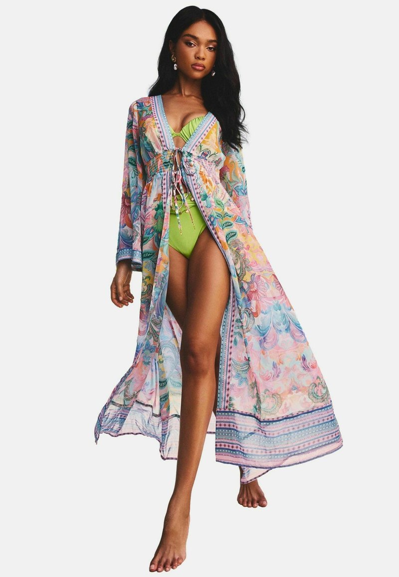 Kvetinový kimono prehoz vyrobený z ľahkej tkaniny, s živými farbami a zložitými vzormi, s previazaným pásom a otvoreným predným dizajnom.