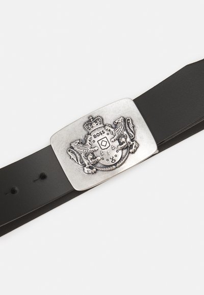 Ceinture en cuir noir avec une boucle en métal argenté rectangulaire ornée d'un motif comprenant des lions, une couronne, et le mot "BOSS."