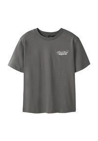 Graues Baumwoll-T-Shirt mit kurzen Ärmeln, Rundhalsausschnitt und einem Druck auf der Brust mit den Worten "StreetWear" und "apparel" in weißem Text.
