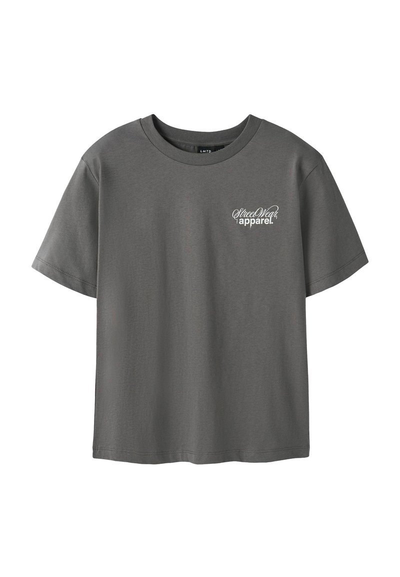 Graues Baumwoll-T-Shirt mit kurzen Ärmeln, Rundhalsausschnitt und einem Druck auf der Brust mit den Worten "StreetWear" und "apparel" in weißem Text.