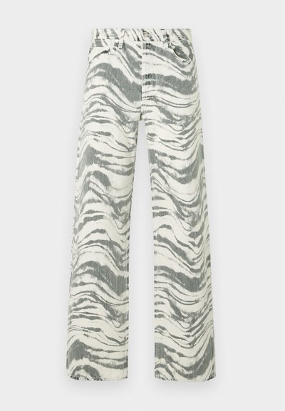 Τζιν με ψηλή μέση και φαρδιά γραμμή με ασπρόμαυρο αφηρημένο ζέβρα σχέδιο και σχεδιασμό με πέντε τσέπες.