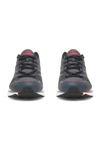 Para ciemnoszarych i czarnych butów do biegania Reebok z czerwonymi akcentami, widok z przodu, na białym tle.