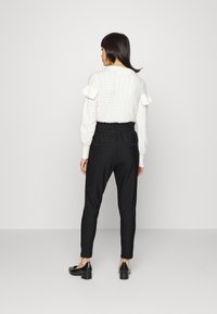 ONLY Petite ONLPOPTRASH CLASSI PINSTRIPE FRILL - Pantalon classique - black