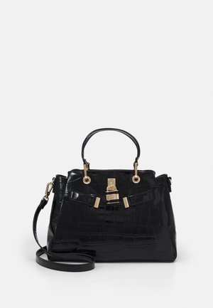 Zwarte handtas van lakleer met krokodillenstructuur, bovenhandvat, afneembare schouderriem en goudkleurig hangslot als sluiting aan de voorkant.