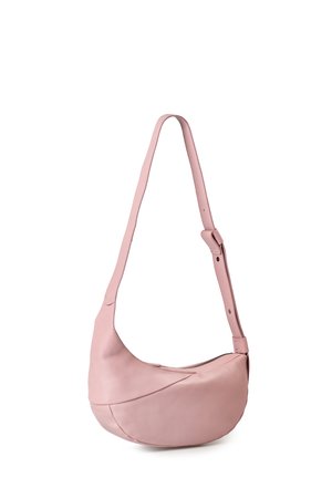 Weiche rosa Leder-Umhängetasche mit langem verstellbarem Tragegurt und oberem Reißverschluss, vor einem weißen Hintergrund dargestellt.