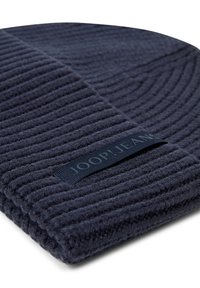 Czapka dzianinowa w kolorze granatowym z teksturą prążkowaną. Posiada płaski czarny metkę z białym napisem "JOOP! JEANS". Miękki materiał, casualowy design.