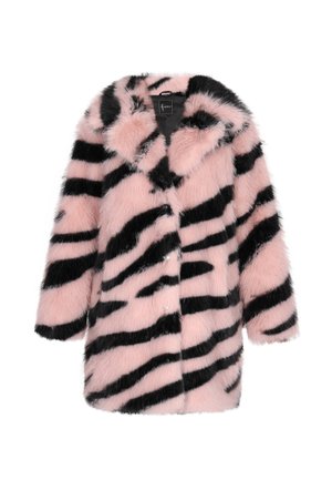 Roze nepbontjas met zwarte tigerstrepen, voorzien van een gesneden kraag en drukknopen. Zachte textuur en mouwen van gemiddelde lengte.