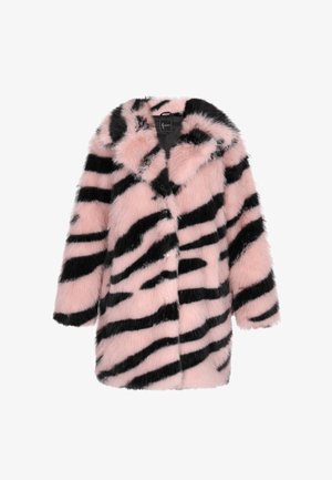 Rózsaszín műszőrme kabát fekete tigriscsíkokkal, kiszélesedő gallérral és patentgombokkal. Puha tapintású, közepes hosszúságú ujjak.