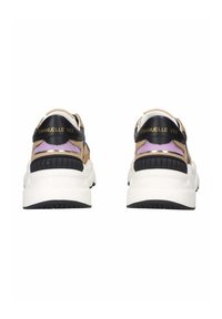Sneakers con una toma superiore in tessuto marrone chiaro, con dettagli in rete viola, tacco posteriore in pelle nera e una spessa suola bianca. Logo dorato sul tallone.