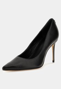 Décolleté nera in pelle con tacco alto, punta affilata, texture liscia e tacco a stiletto sottile. Design minimalista senza decorazioni.