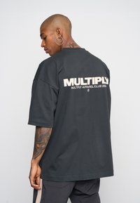 Multiply Apparel FONT  - T-shirts print - black soda