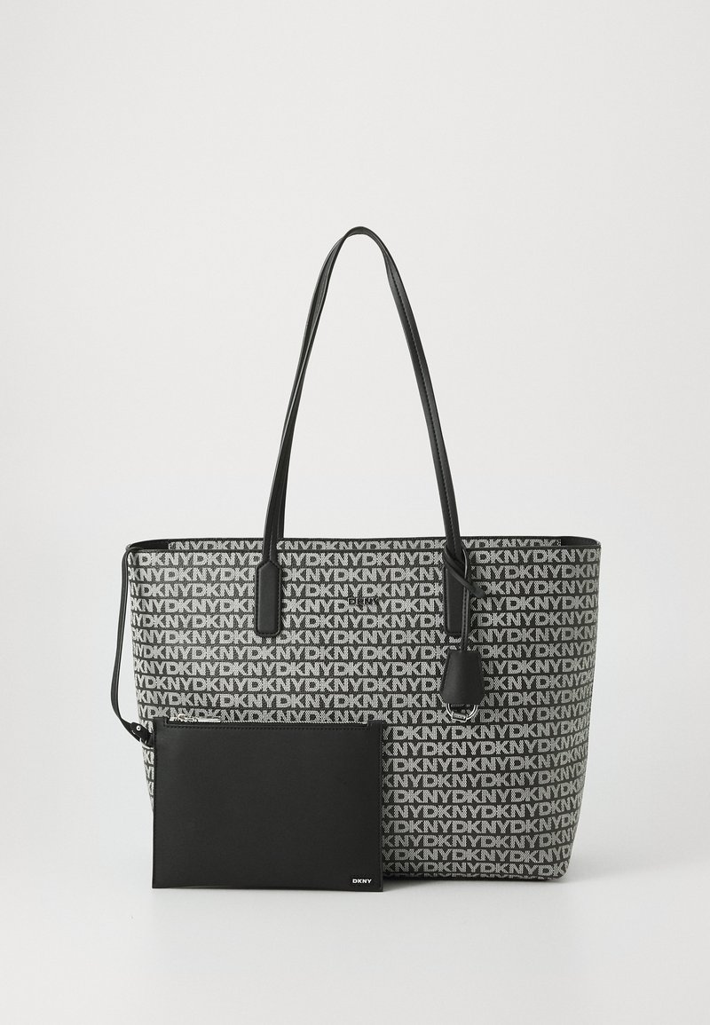 Τσάντα tote με μοτίβο λογότυπου DKNY σε μαύρο και γκρι, δερμάτινα περιθώρια, δύο μακριές λαβές και αφαιρούμενη μαύρη θήκη.