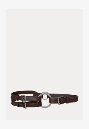 Cinto de couro marrom com duas tiras ajustáveis, apresentando uma fivela metálica circular e detalhes de costura elegantes. Textura suave no geral.