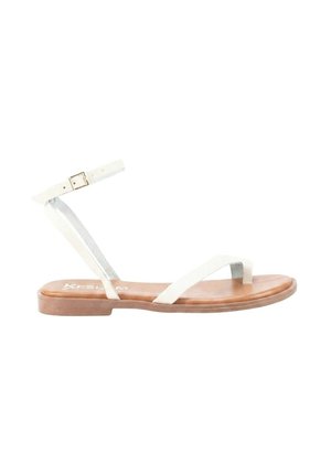 Sandalia plana con finas tiras blancas, hebilla en el tobillo y suela color piel, diseñada para uso casual.