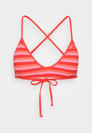 Rot- und rosa gestreifter Bikini-Oberteil mit dreieckiger Form, gekreuzten Trägern und einer Bindeschließe am unteren Ende. Texturiertes Material.