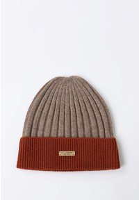 Beanie in maglia marrone a coste con una fascia ripiegata color ruggine. Presenta un'etichetta in metallo cucita sul davanti. Texture morbida, aspetto caldo.