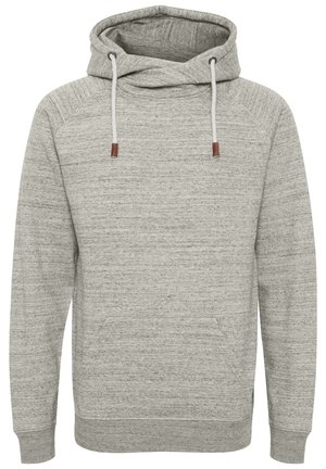 Felpa grigia con cappuccio e motivo testurizzato, dotata di tasca frontale, cordini bianchi e dettagli in pelle marrone alle estremità.