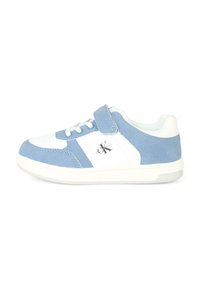 Sneakers blu e bianchi con tomaia in suede e pelle, dotati di una fascia in velcro, chiusura con lacci e suola in gomma texturizzata.