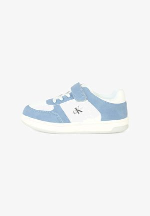 Blauwe en witte sneakers met een bovenwerk van suede en leer, voorzien van een klittenband, vetersluiting en een gestructureerde rubberen zool.