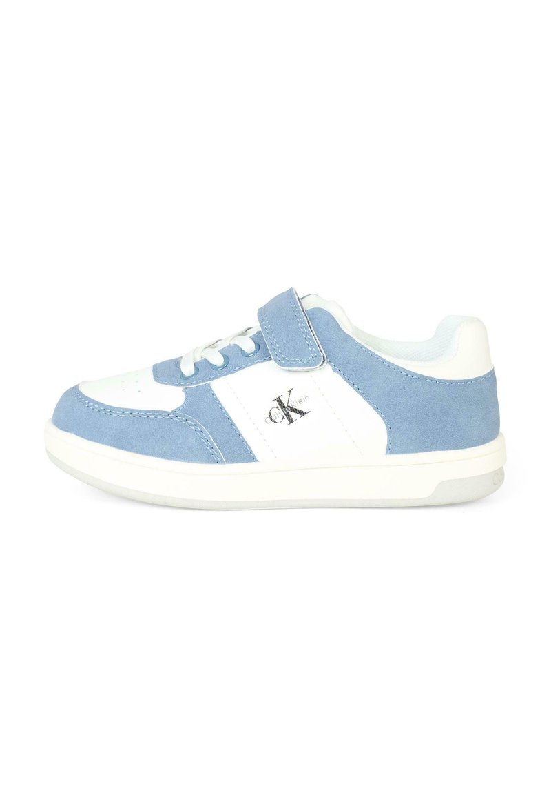 Sneakers blu e bianchi con tomaia in suede e pelle, dotati di una fascia in velcro, chiusura con lacci e suola in gomma texturizzata.
