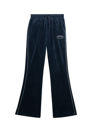 Marineblauwe fluwelen joggingbroek met een trekkoord in de taille, zijzakken en witte piping accenten; met de tekst "SUPERDRY" geborduurd aan de voorkant.
