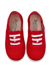 Zapatillas de lona rojas con cordones blancos y suelas de goma. En el interior presentan un forro estampado. Las etiquetas indican "Patilas, Hecho en España."