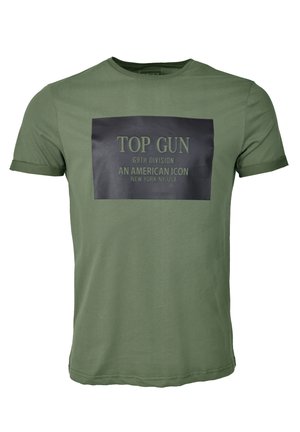 Oliven grøn t-shirt lavet af bomuld, kortærmet, med et sort rektangulært grafik med hvid tekst: "TOP GUN 69TH DIVISION AN AMERICAN ICON".