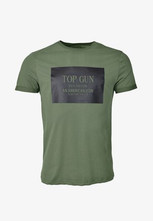 Oliven grøn t-shirt lavet af bomuld, kortærmet, med et sort rektangulært grafik med hvid tekst: "TOP GUN 69TH DIVISION AN AMERICAN ICON".