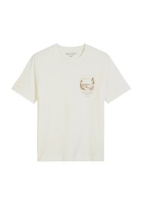 Tricou alb cu mânecă scurtă, cu guler rotund, cu un mic print de peisaj natural și text în zona stângă a buzunarului.