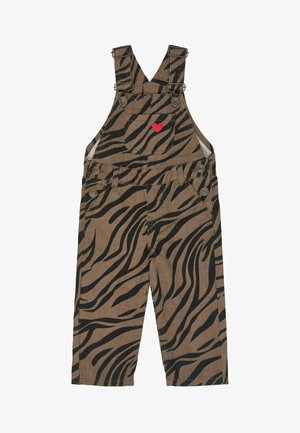 Salopette pour enfants rayée zèbre marron et noire avec une poche avant comportant une petite broderie de cœur rouge et des bretelles ajustables.