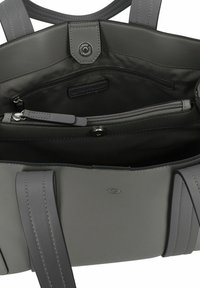 Borsa a tracolla in pelle grigia con una superficie liscia, dotata di una tasca interna, chiusura con zip e due manici grigi. Design pulito e minimalista.