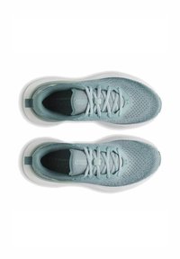 Zapatillas deportivas de color azul claro con una parte superior de malla texturizada, cordones planos y una suela blanca acolchada. Cuentan con un cuello acolchado para mayor comodidad.