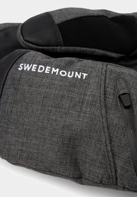 Borsa a spalla in tessuto grigio con accenti neri, caratterizzata da una texture liscia, logo "SWEDEMOUNT" e una tasca con zip sul fronte dotata di un tirante triangolare.