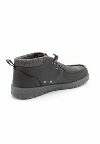 Scarpa grigia alta con esterno in pelle, colletto in tessuto testurizzato, cuciture a contrasto e suola in gomma con motivo a battistrada. Lacci regolabili.