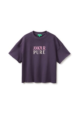 Dunkellila Kurzarmshirt mit Rundhalsausschnitt und dem Text "AMOUR PURE" in pinken und weißen Buchstaben auf der Vorderseite.