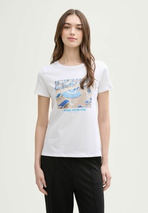 T-shirt en coton blanc avec un graphique coloré sur le thème de la plage, avec le texte "Italian Vacay Club" en bleu et un col rond.